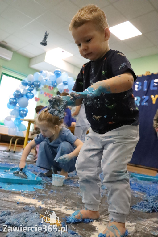 Fotorelacja: SENSOPLASTYKA NA NIEBIESKO w Przedszkolu Integracyjnym nr 3 w Zawierciu