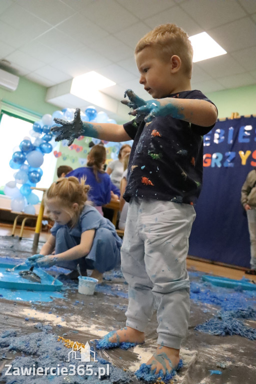 Fotorelacja: SENSOPLASTYKA NA NIEBIESKO w Przedszkolu Integracyjnym nr 3 w Zawierciu
