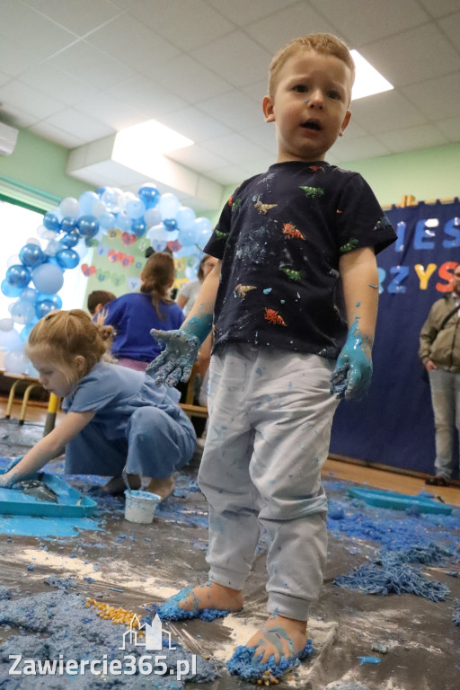 Fotorelacja: SENSOPLASTYKA NA NIEBIESKO w Przedszkolu Integracyjnym nr 3 w Zawierciu