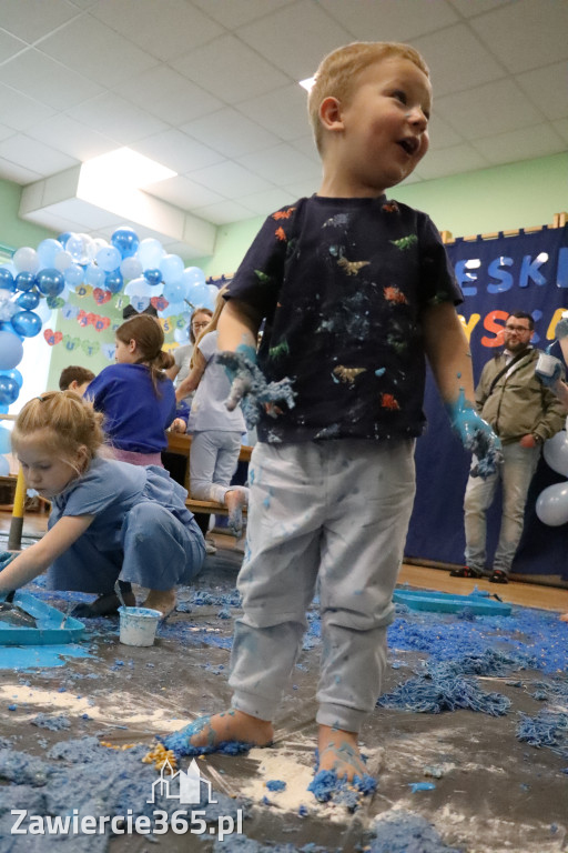 Fotorelacja: SENSOPLASTYKA NA NIEBIESKO w Przedszkolu Integracyjnym nr 3 w Zawierciu