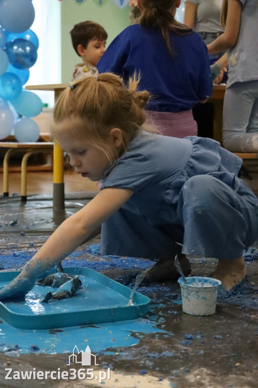 Fotorelacja: SENSOPLASTYKA NA NIEBIESKO w Przedszkolu Integracyjnym nr 3 w Zawierciu