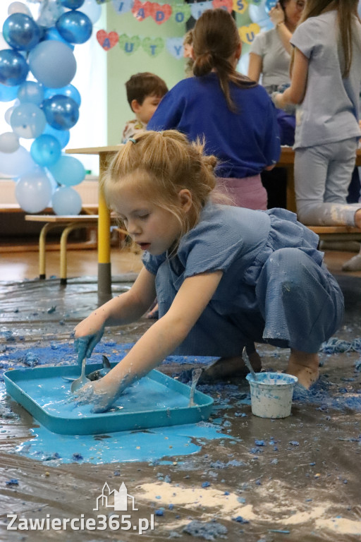 Fotorelacja: SENSOPLASTYKA NA NIEBIESKO w Przedszkolu Integracyjnym nr 3 w Zawierciu