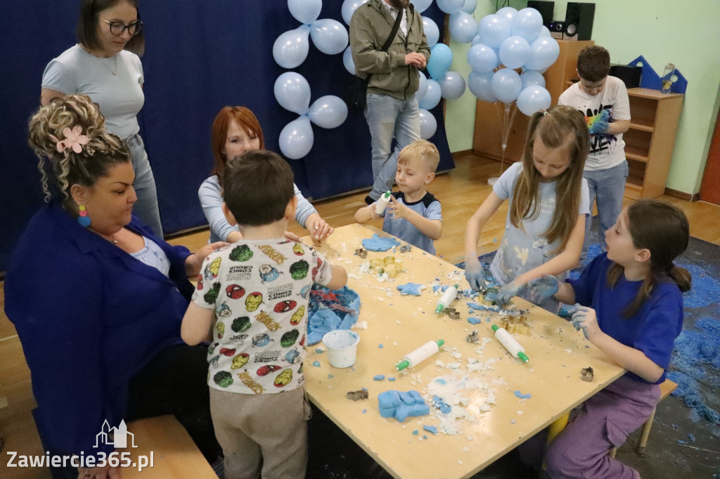 Fotorelacja: SENSOPLASTYKA NA NIEBIESKO w Przedszkolu Integracyjnym nr 3 w Zawierciu