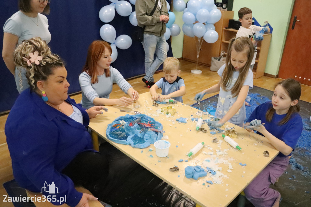 Fotorelacja: SENSOPLASTYKA NA NIEBIESKO w Przedszkolu Integracyjnym nr 3 w Zawierciu