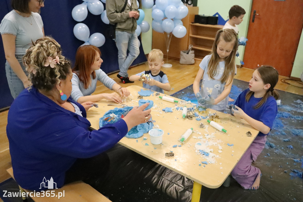 Fotorelacja: SENSOPLASTYKA NA NIEBIESKO w Przedszkolu Integracyjnym nr 3 w Zawierciu