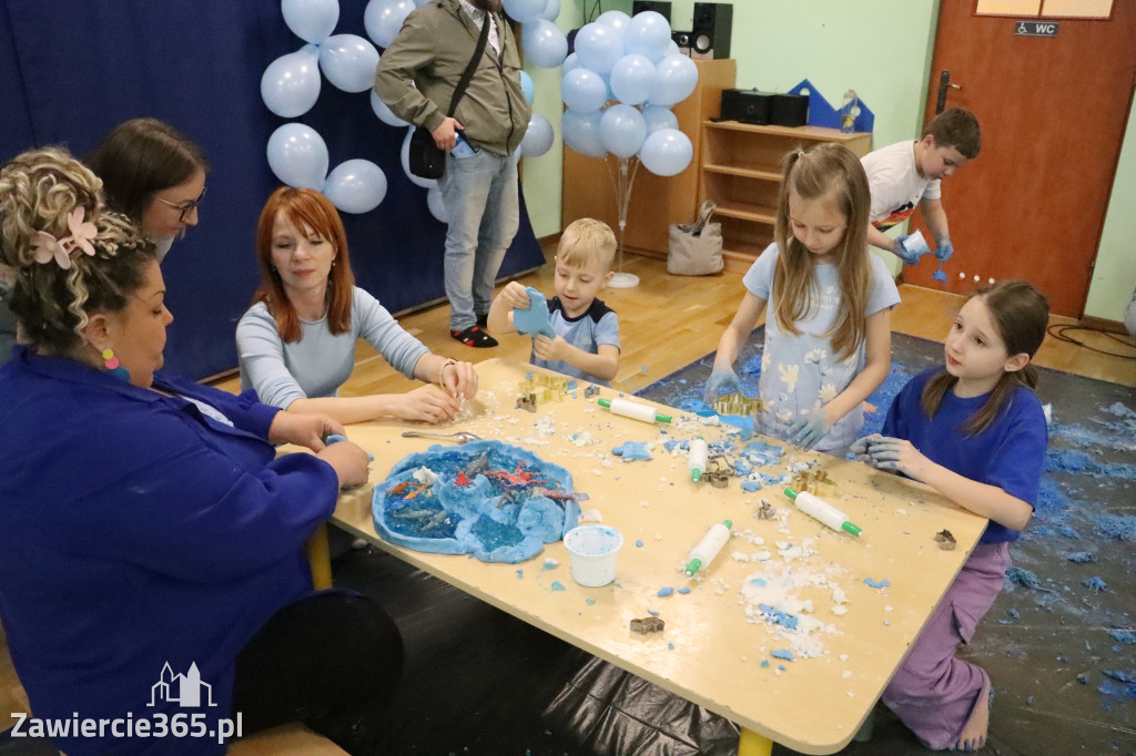 Fotorelacja: SENSOPLASTYKA NA NIEBIESKO w Przedszkolu Integracyjnym nr 3 w Zawierciu