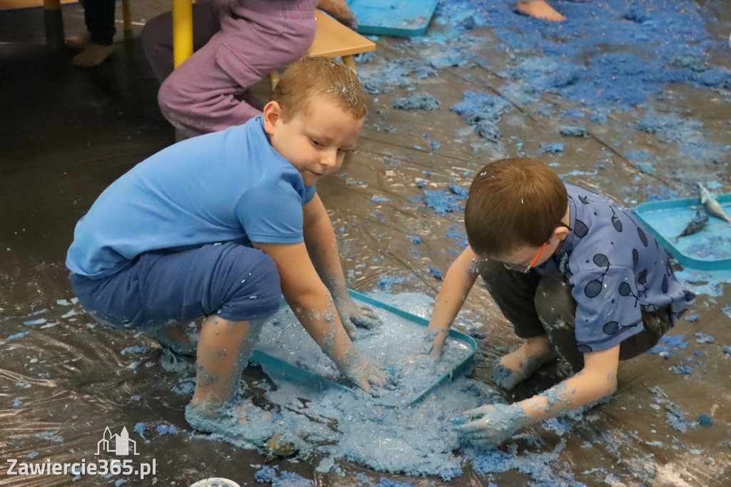 Fotorelacja: SENSOPLASTYKA NA NIEBIESKO w Przedszkolu Integracyjnym nr 3 w Zawierciu