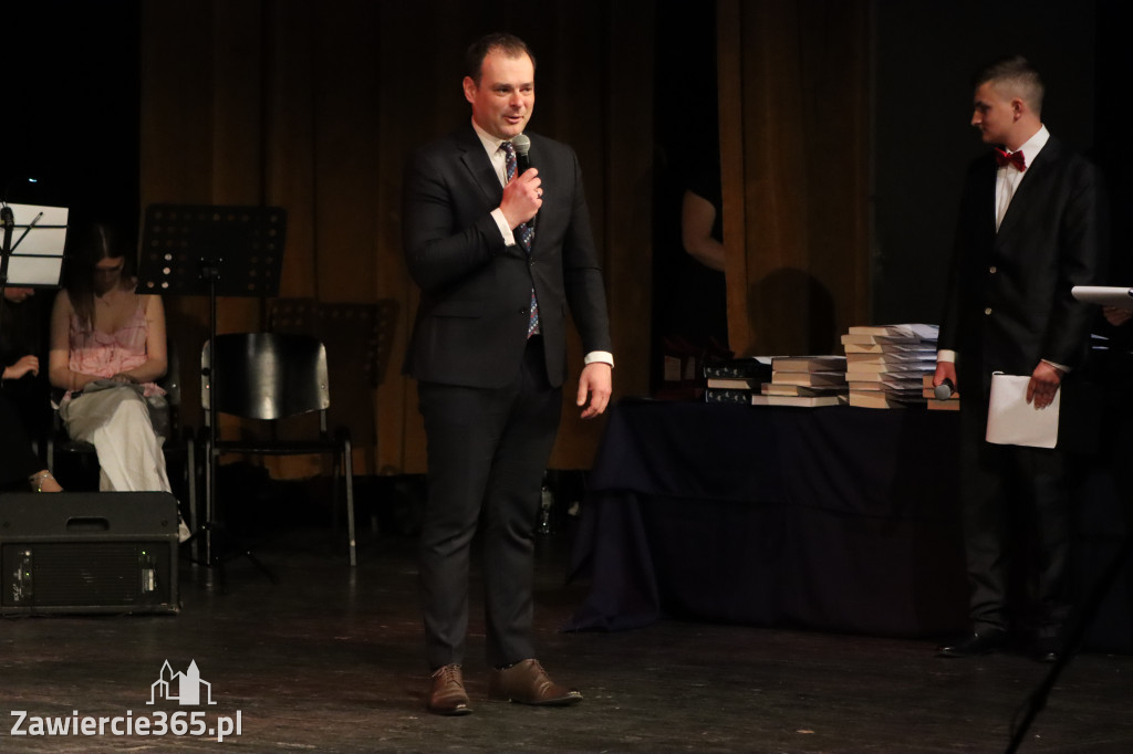 Fotorelacja I: Zakończenie roku szkolnego klas maturalnych I LO w Zawierciu