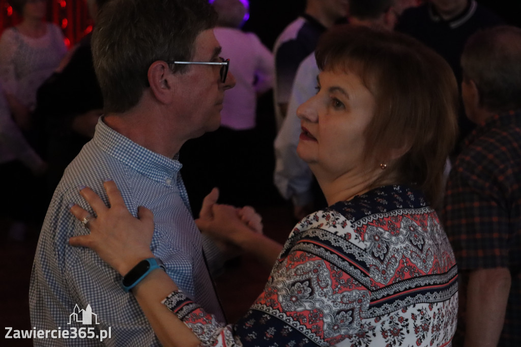 Fotorelacja: Wiosenna Potańcówka z DJ-em w Pałacyku nad Wartą w Zawierciu