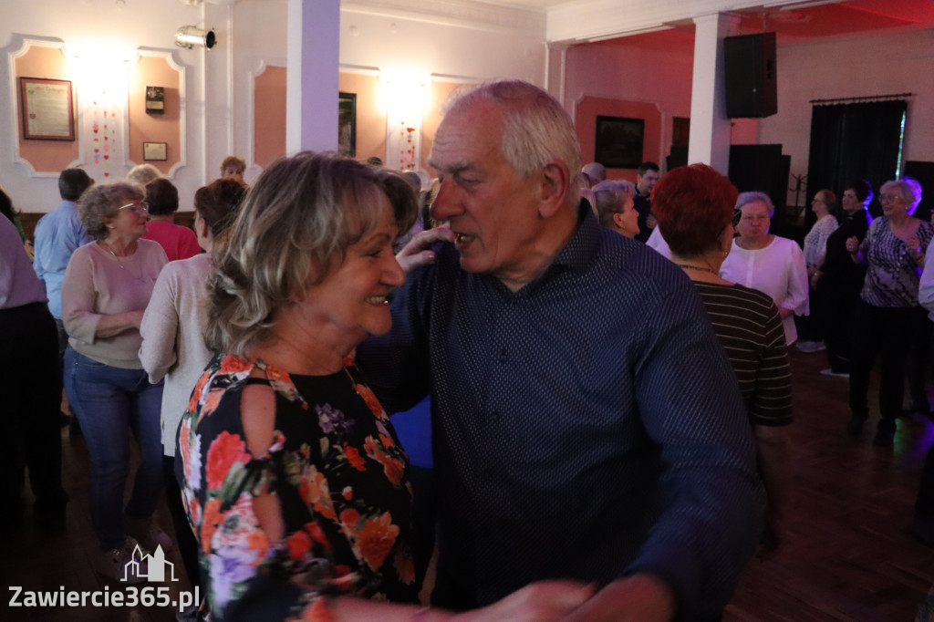 Fotorelacja: Wiosenna Potańcówka z DJ-em w Pałacyku nad Wartą w Zawierciu