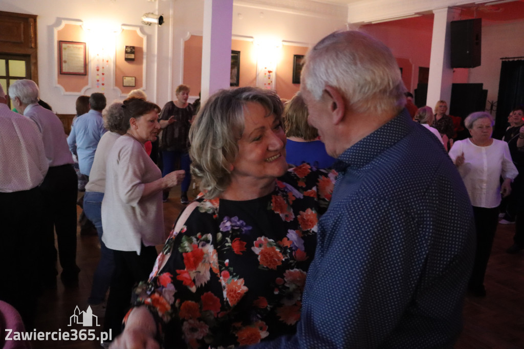 Fotorelacja: Wiosenna Potańcówka z DJ-em w Pałacyku nad Wartą w Zawierciu
