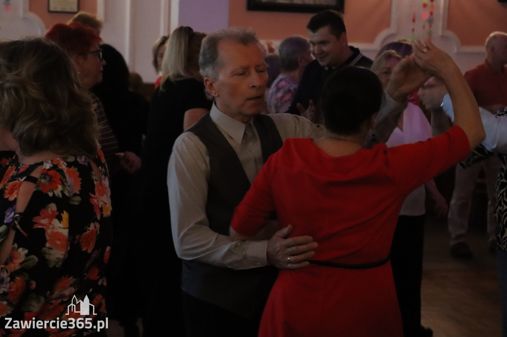 Fotorelacja: Wiosenna Potańcówka z DJ-em w Pałacyku nad Wartą w Zawierciu