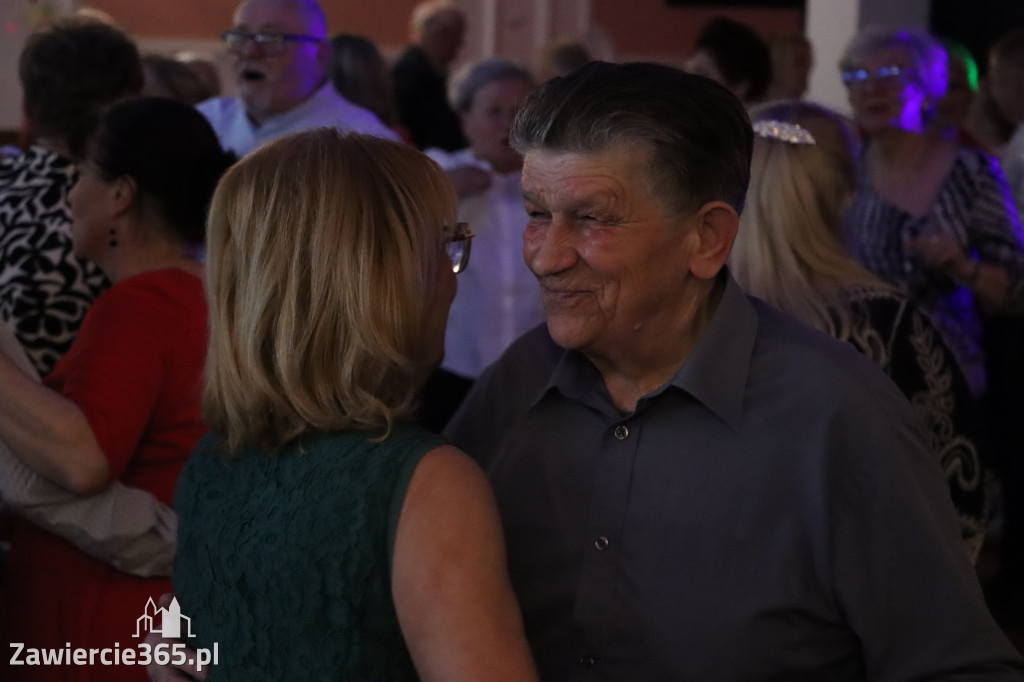 Fotorelacja: Wiosenna Potańcówka z DJ-em w Pałacyku nad Wartą w Zawierciu