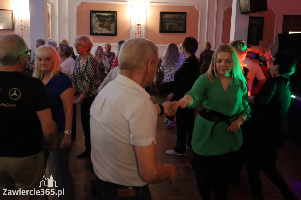 Fotorelacja: Wiosenna Potańcówka z DJ-em w Pałacyku nad Wartą w Zawierciu