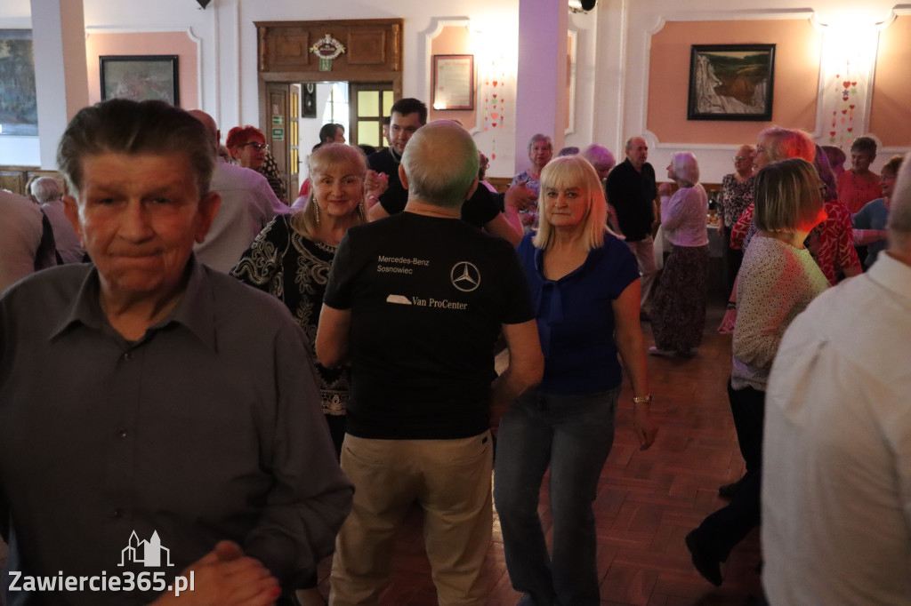 Fotorelacja: Wiosenna Potańcówka z DJ-em w Pałacyku nad Wartą w Zawierciu