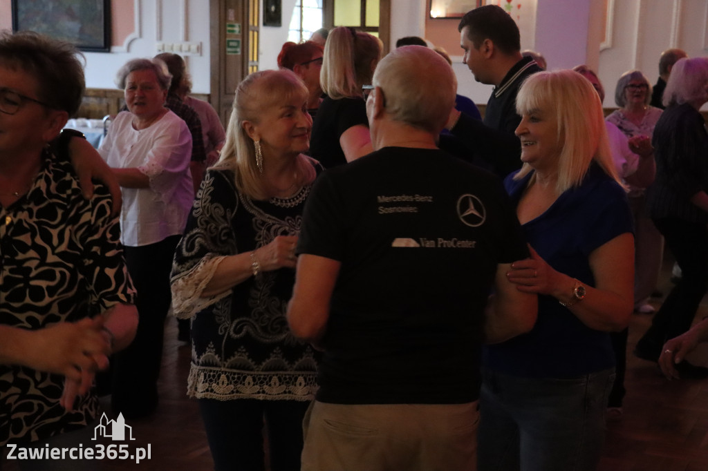 Fotorelacja: Wiosenna Potańcówka z DJ-em w Pałacyku nad Wartą w Zawierciu