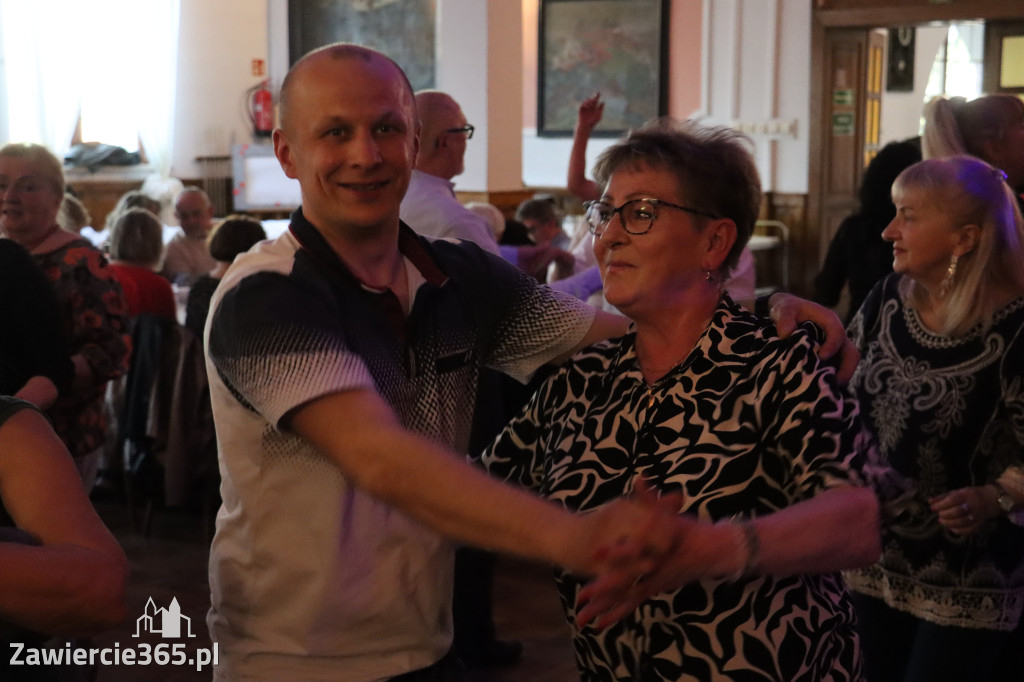 Fotorelacja: Wiosenna Potańcówka z DJ-em w Pałacyku nad Wartą w Zawierciu