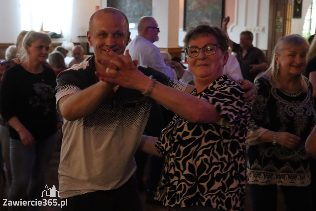 Fotorelacja: Wiosenna Potańcówka z DJ-em w Pałacyku nad Wartą w Zawierciu