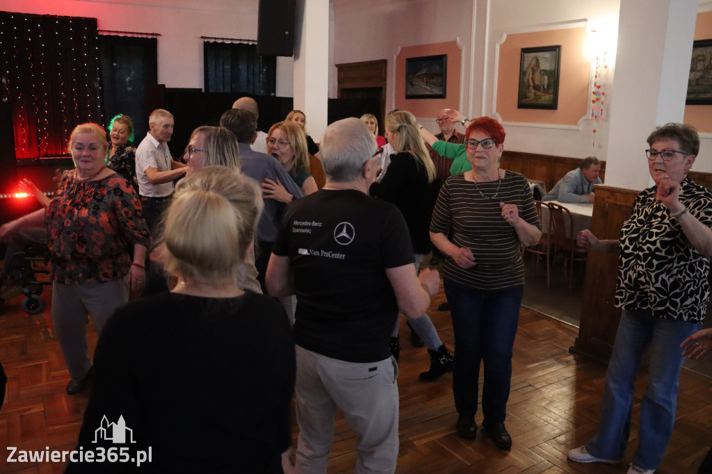 Fotorelacja: Wiosenna Potańcówka z DJ-em w Pałacyku nad Wartą w Zawierciu