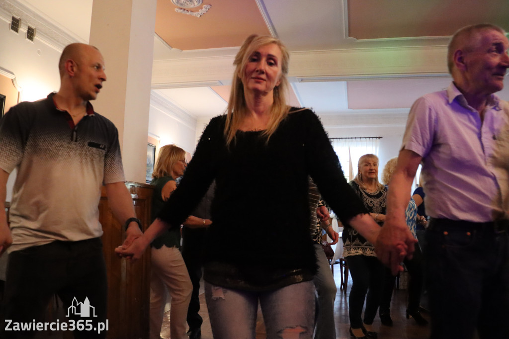 Fotorelacja: Wiosenna Potańcówka z DJ-em w Pałacyku nad Wartą w Zawierciu