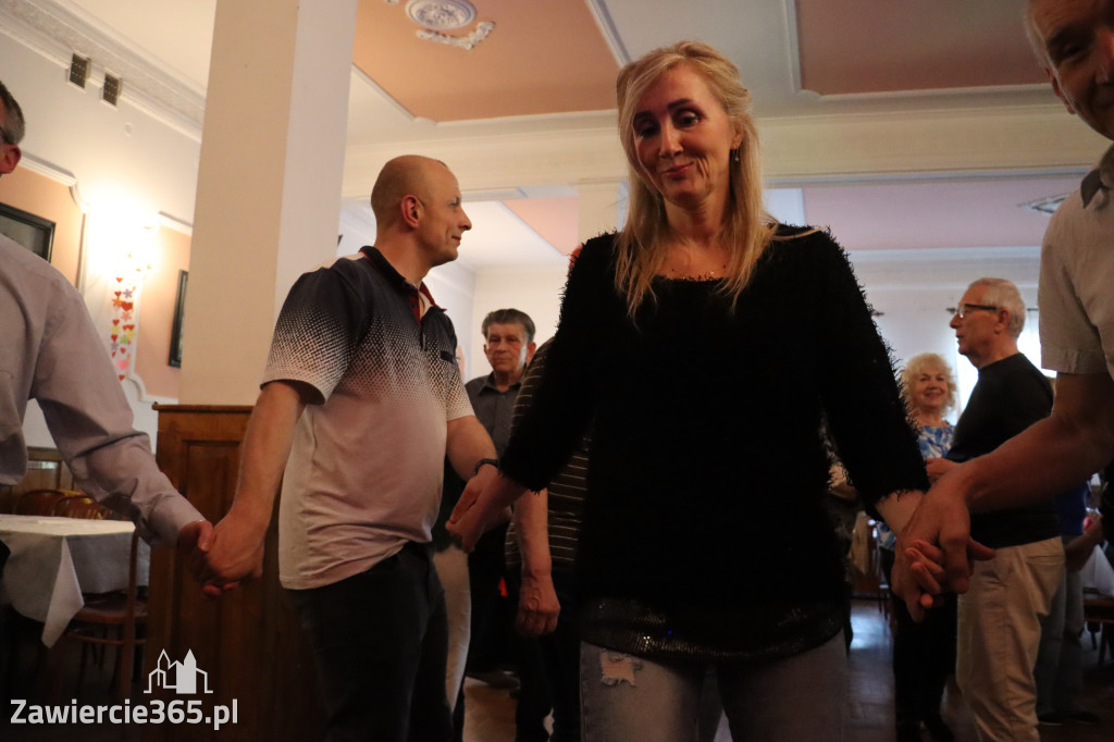 Fotorelacja: Wiosenna Potańcówka z DJ-em w Pałacyku nad Wartą w Zawierciu