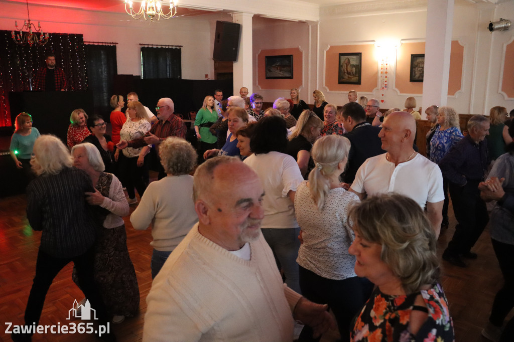 Fotorelacja: Wiosenna Potańcówka z DJ-em w Pałacyku nad Wartą w Zawierciu