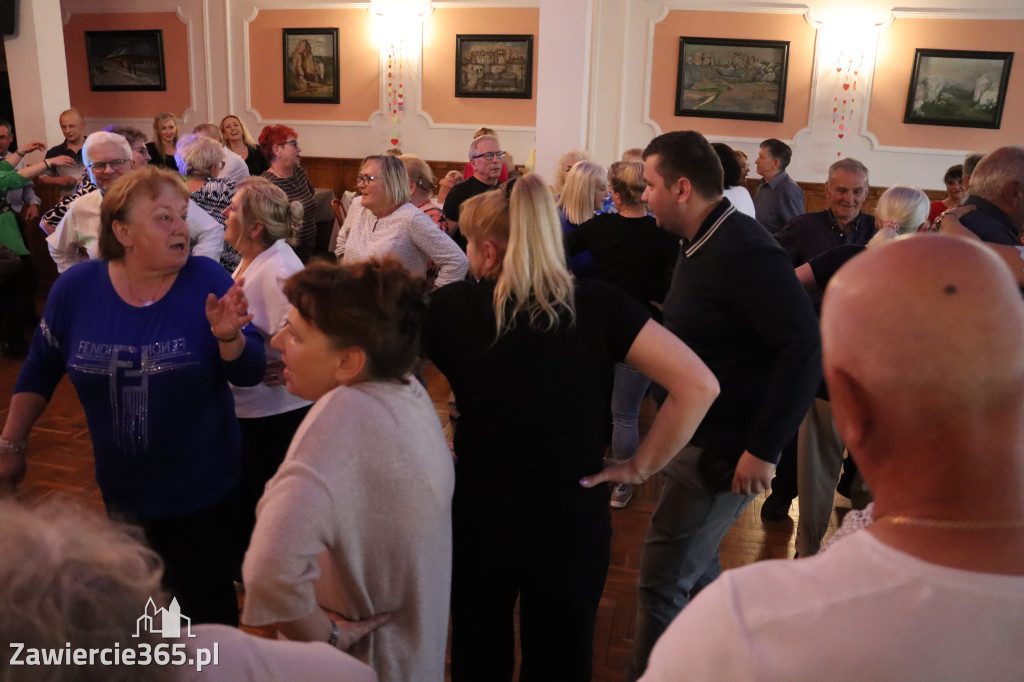 Fotorelacja: Wiosenna Potańcówka z DJ-em w Pałacyku nad Wartą w Zawierciu