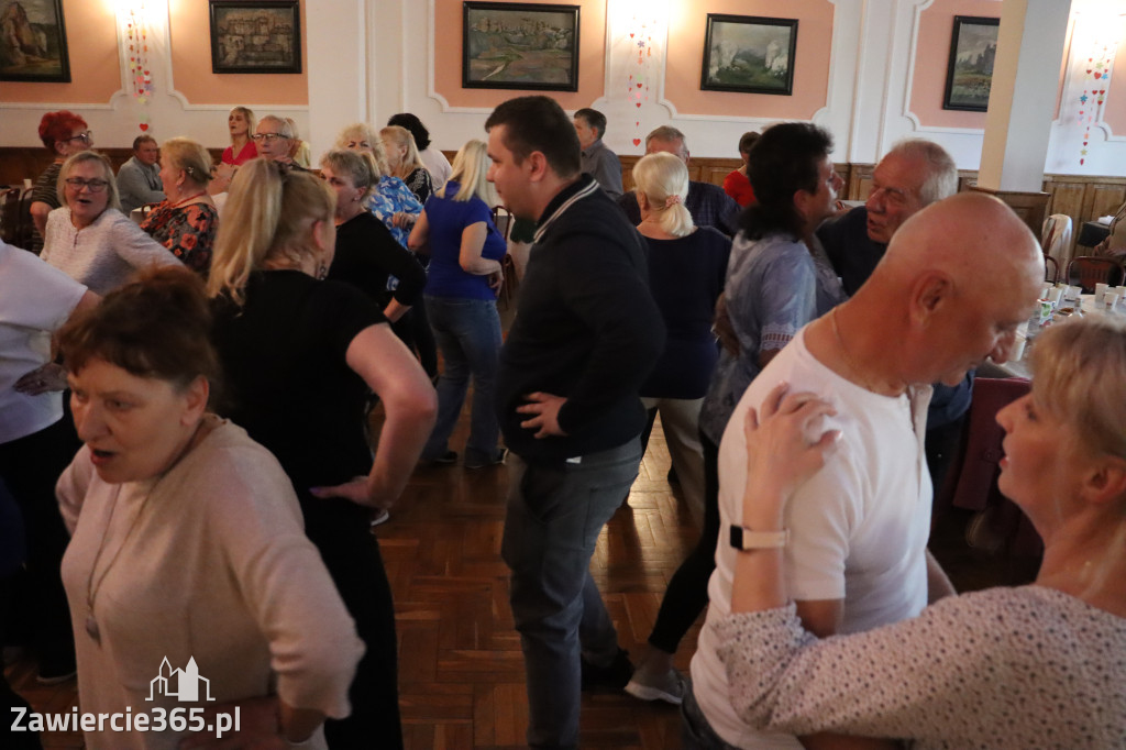 Fotorelacja: Wiosenna Potańcówka z DJ-em w Pałacyku nad Wartą w Zawierciu