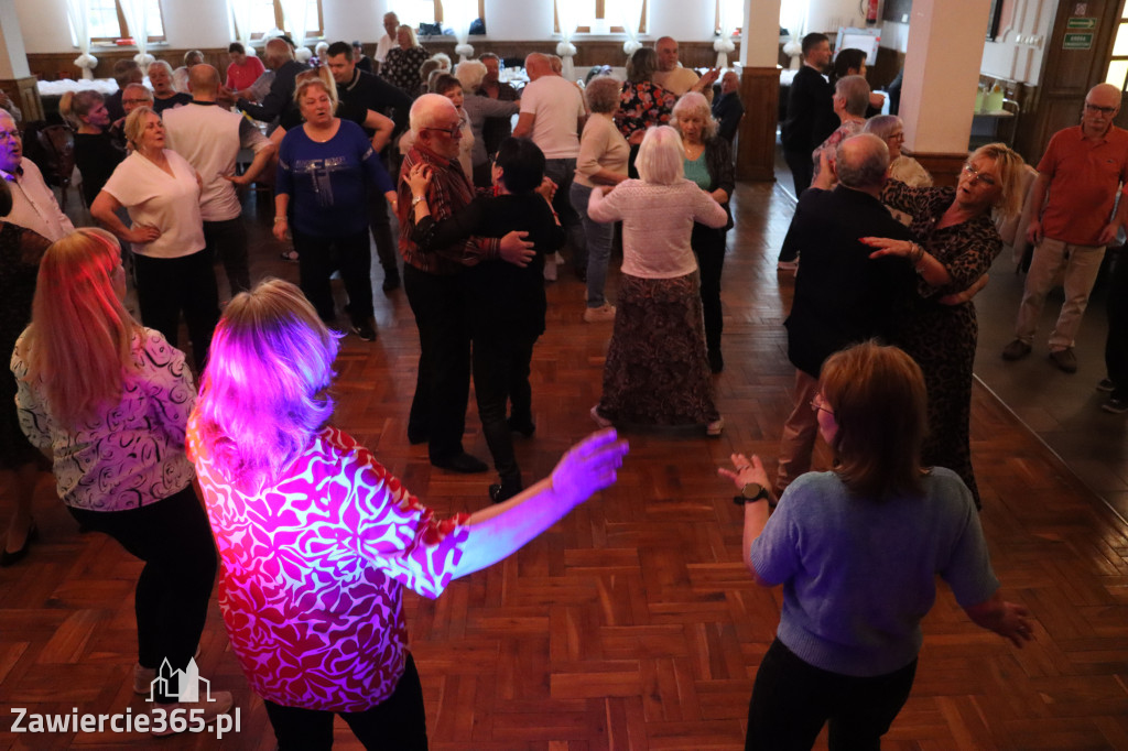 Fotorelacja: Wiosenna Potańcówka z DJ-em w Pałacyku nad Wartą w Zawierciu
