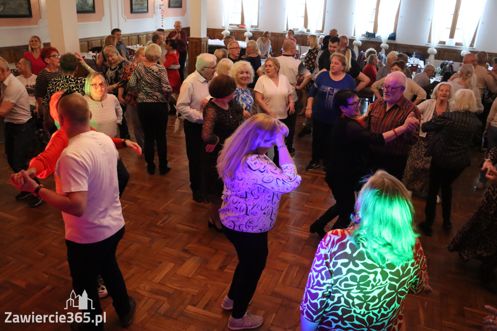 Fotorelacja: Wiosenna Potańcówka z DJ-em w Pałacyku nad Wartą w Zawierciu