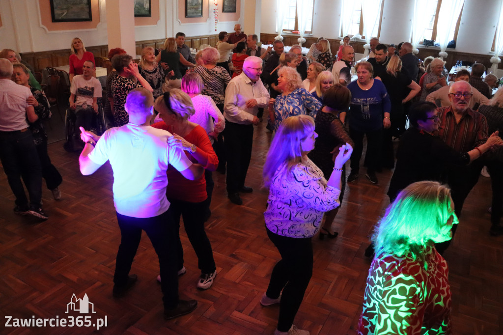 Fotorelacja: Wiosenna Potańcówka z DJ-em w Pałacyku nad Wartą w Zawierciu