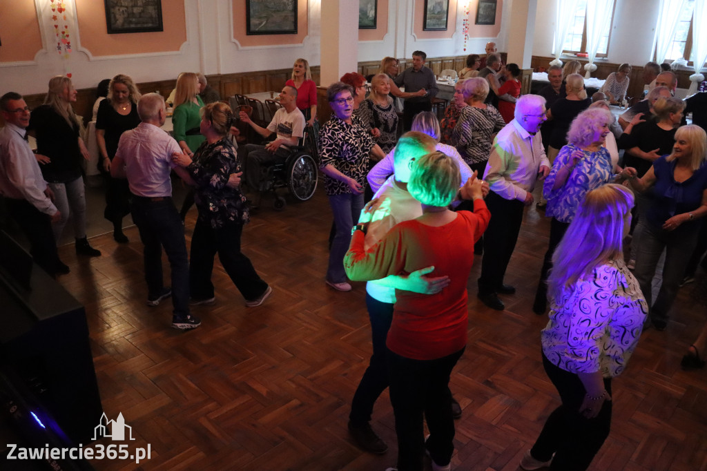 Fotorelacja: Wiosenna Potańcówka z DJ-em w Pałacyku nad Wartą w Zawierciu