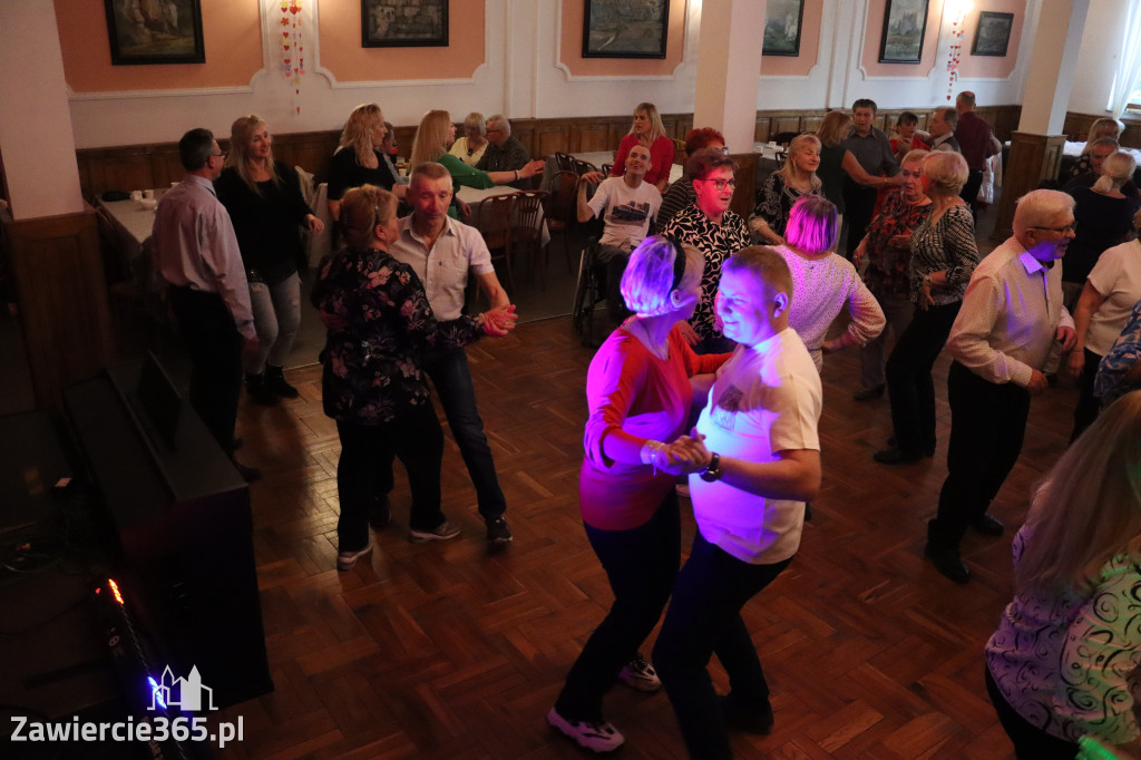 Fotorelacja: Wiosenna Potańcówka z DJ-em w Pałacyku nad Wartą w Zawierciu