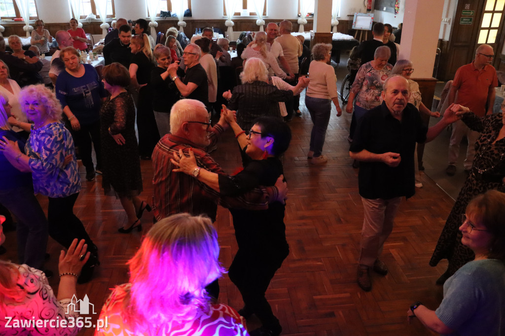 Fotorelacja: Wiosenna Potańcówka z DJ-em w Pałacyku nad Wartą w Zawierciu