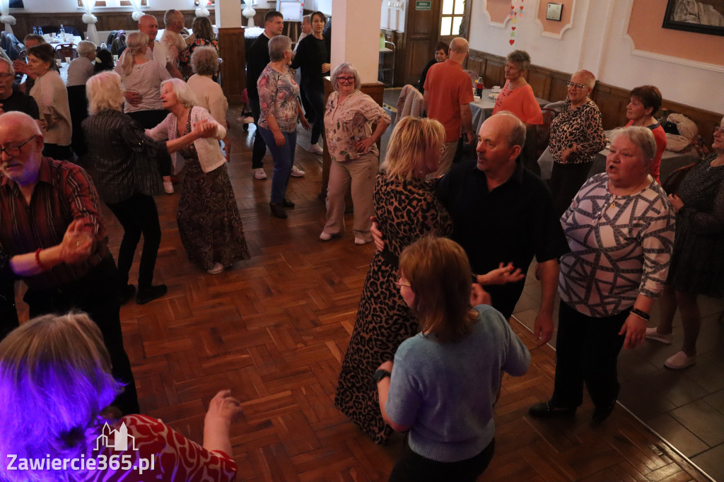 Fotorelacja: Wiosenna Potańcówka z DJ-em w Pałacyku nad Wartą w Zawierciu