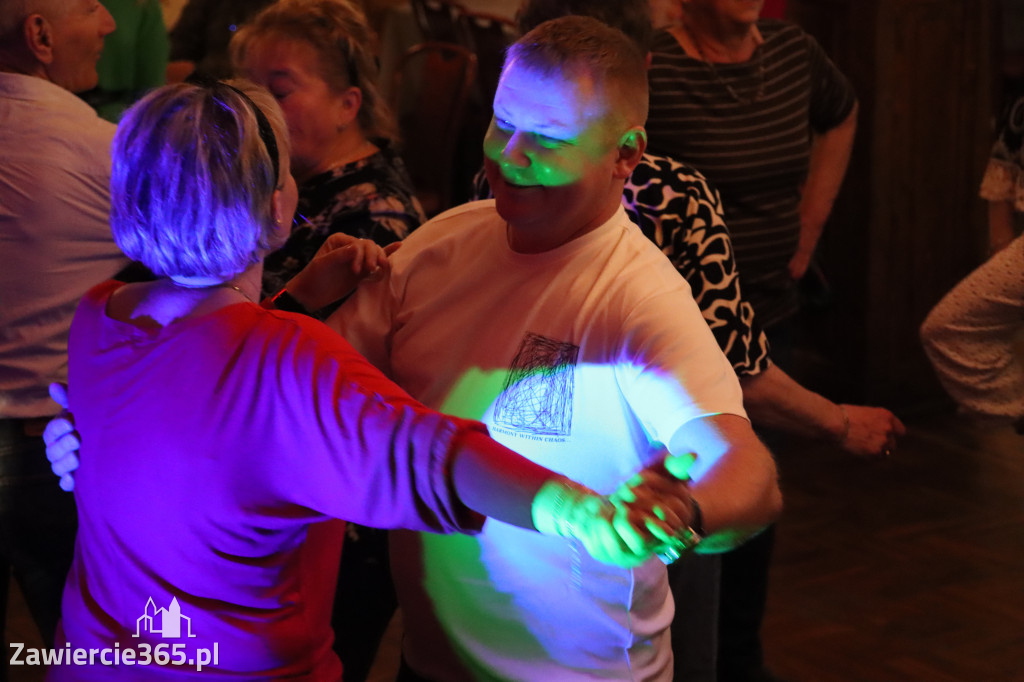 Fotorelacja: Wiosenna Potańcówka z DJ-em w Pałacyku nad Wartą w Zawierciu