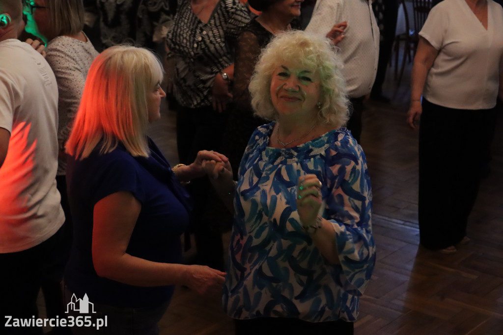 Fotorelacja: Wiosenna Potańcówka z DJ-em w Pałacyku nad Wartą w Zawierciu