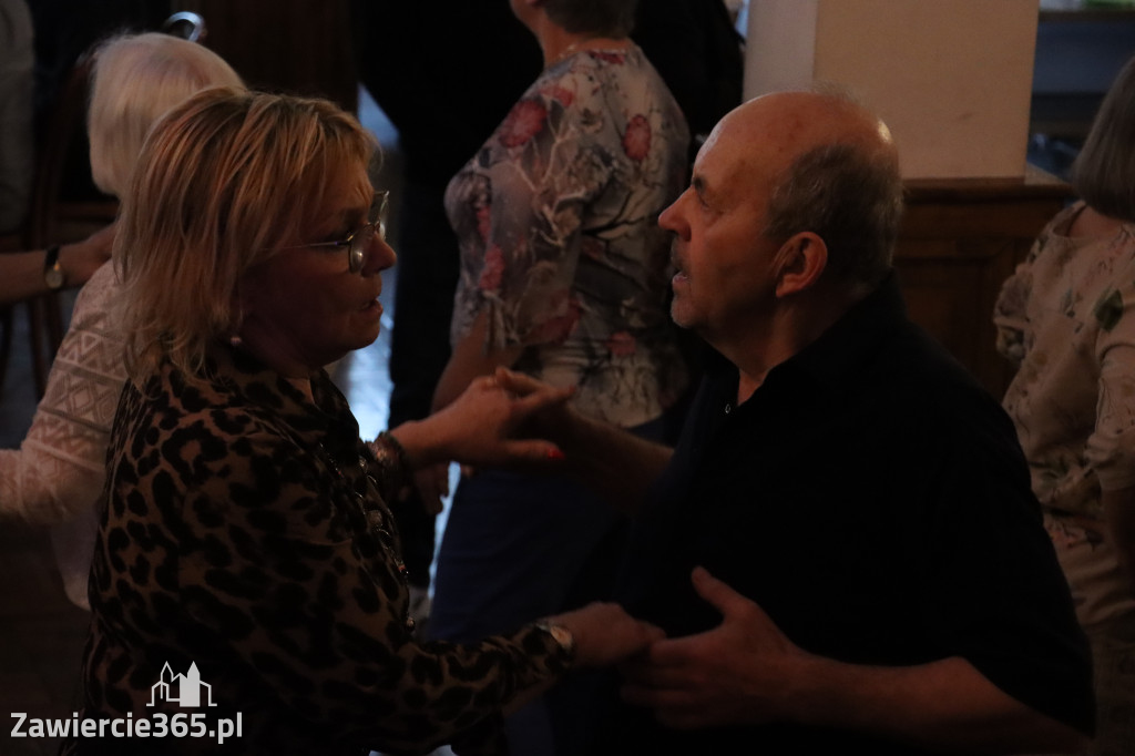 Fotorelacja: Wiosenna Potańcówka z DJ-em w Pałacyku nad Wartą w Zawierciu