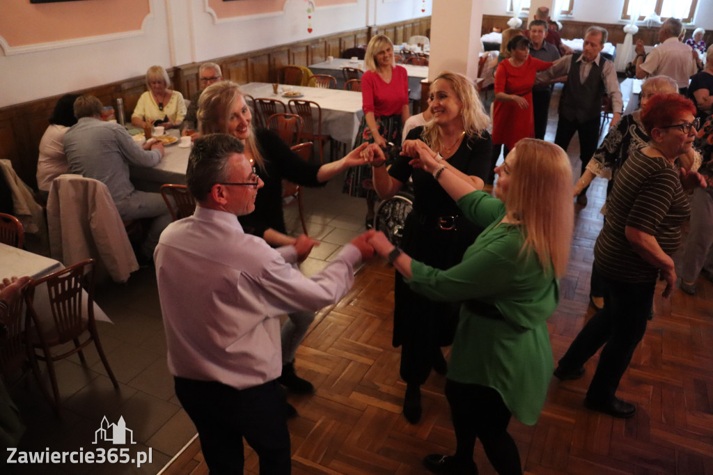 Fotorelacja: Wiosenna Potańcówka z DJ-em w Pałacyku nad Wartą w Zawierciu