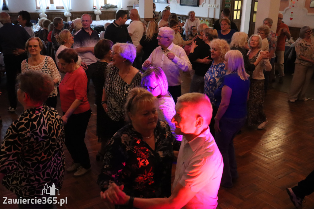 Fotorelacja: Wiosenna Potańcówka z DJ-em w Pałacyku nad Wartą w Zawierciu