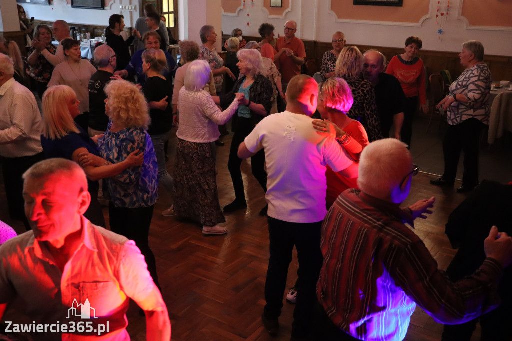 Fotorelacja: Wiosenna Potańcówka z DJ-em w Pałacyku nad Wartą w Zawierciu