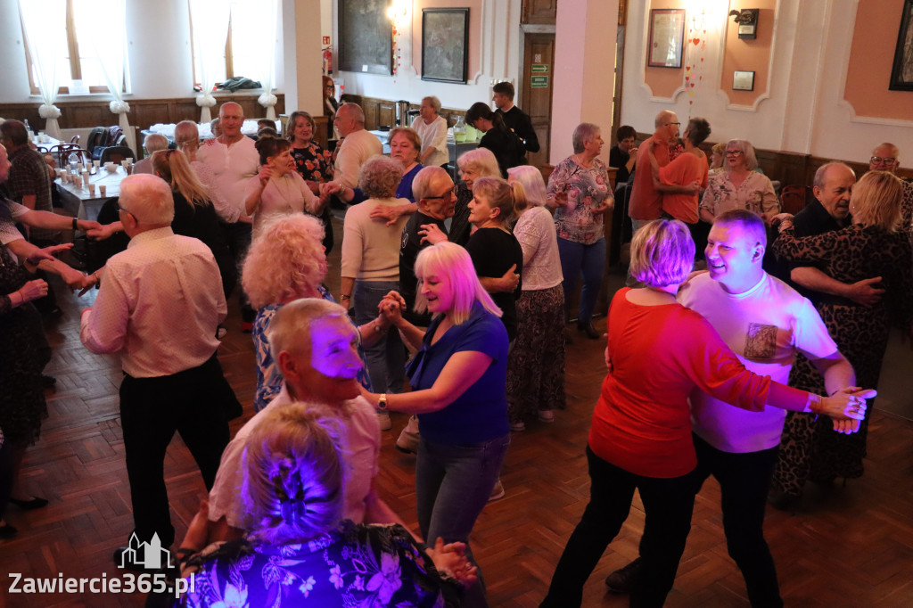 Fotorelacja: Wiosenna Potańcówka z DJ-em w Pałacyku nad Wartą w Zawierciu