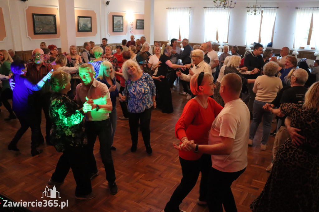 Fotorelacja: Wiosenna Potańcówka z DJ-em w Pałacyku nad Wartą w Zawierciu