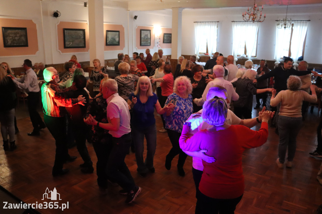 Fotorelacja: Wiosenna Potańcówka z DJ-em w Pałacyku nad Wartą w Zawierciu