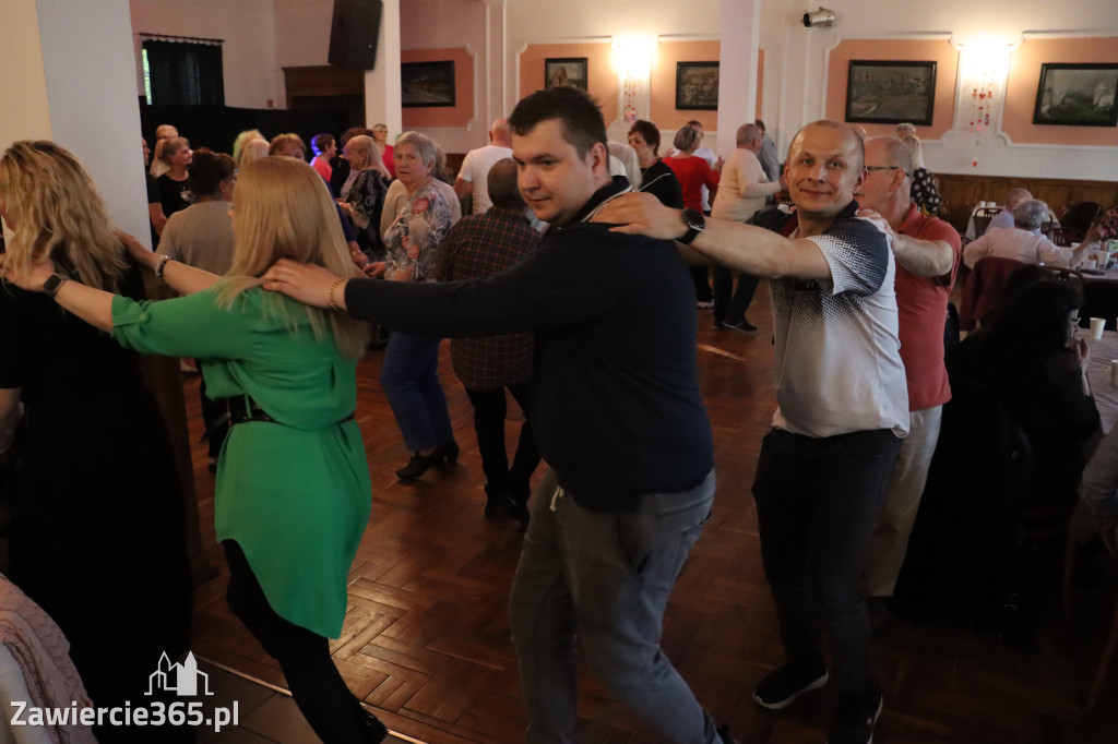 Fotorelacja: Wiosenna Potańcówka z DJ-em w Pałacyku nad Wartą w Zawierciu