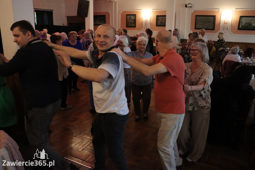 Fotorelacja: Wiosenna Potańcówka z DJ-em w Pałacyku nad Wartą w Zawierciu