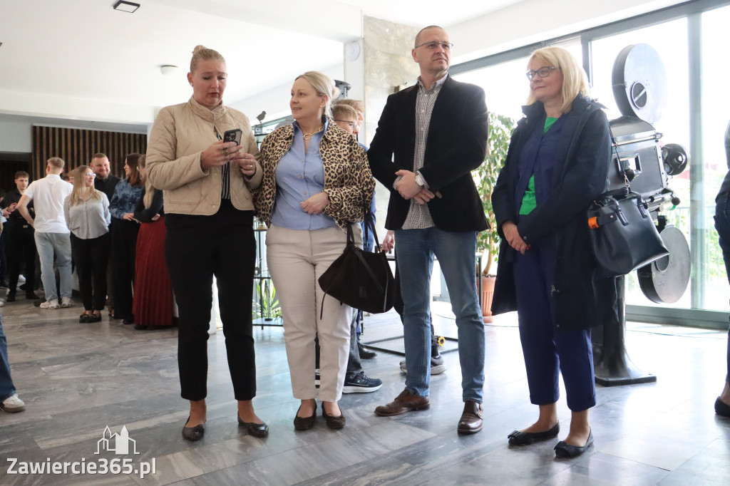 Fotorelacja: „Lato na propsie” - wernisaż wystawy w MOK Zawiercie