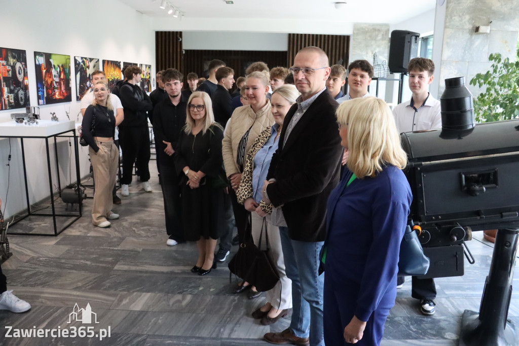 Fotorelacja: „Lato na propsie” - wernisaż wystawy w MOK Zawiercie