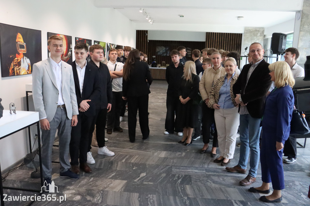 Fotorelacja: „Lato na propsie” - wernisaż wystawy w MOK Zawiercie
