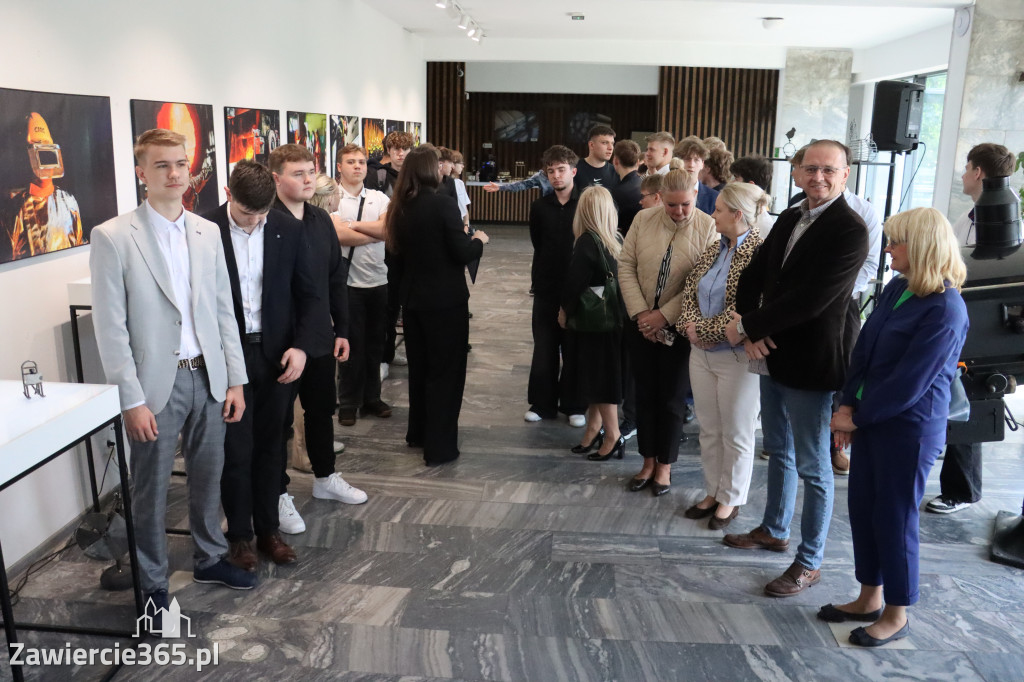 Fotorelacja: „Lato na propsie” - wernisaż wystawy w MOK Zawiercie